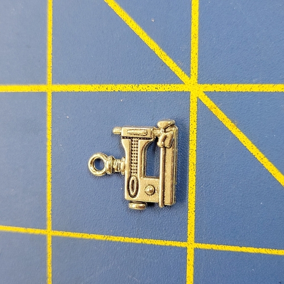 Crafter Faux Silver Sewing Machine 1/4" - Picture 1 of 1